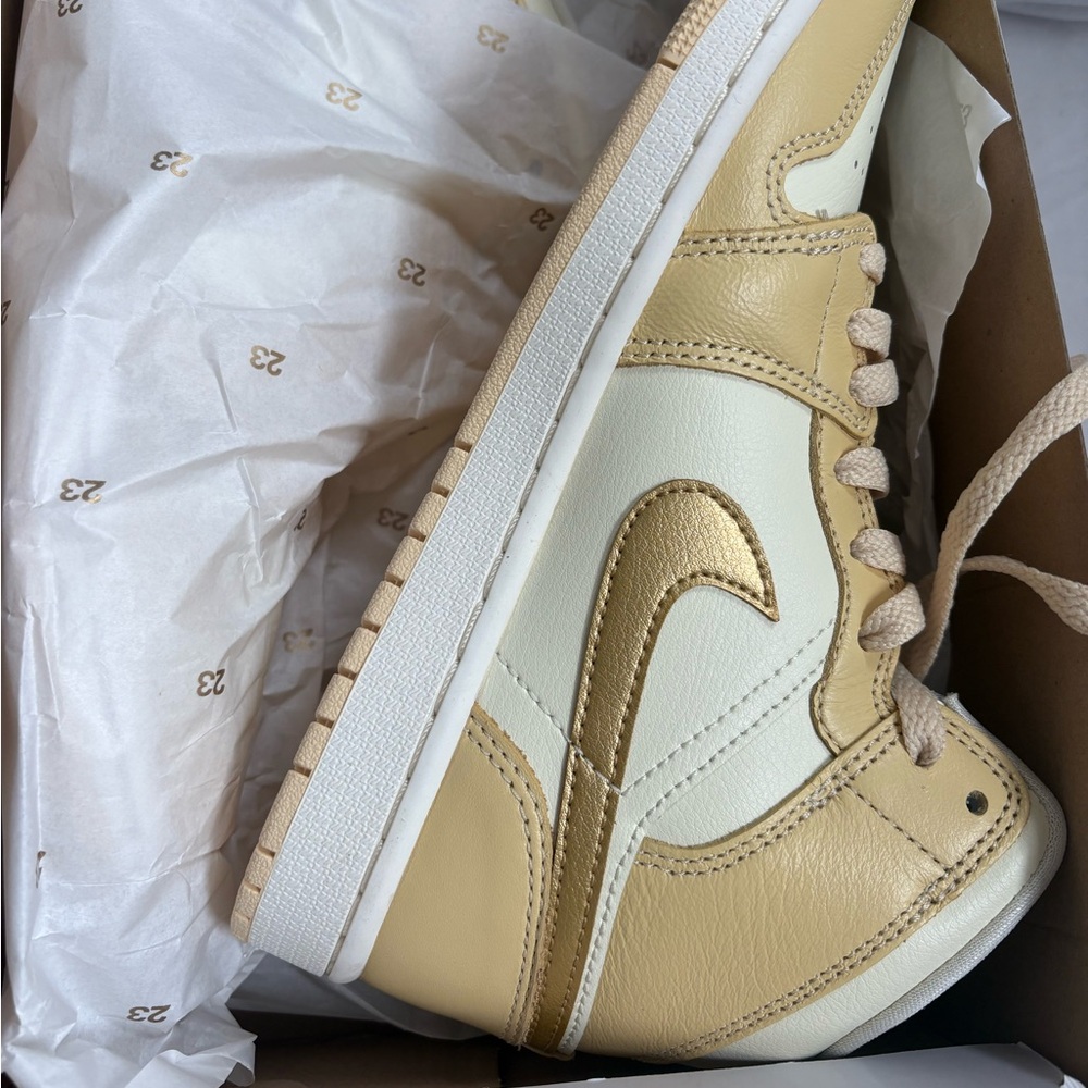Jordan WMNS Air Jordan 1 Mid SE - Pale Vanilla & Metallic Gold - Picture 2 of 10